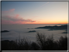 foto Colline nella nebbia al Tramonto